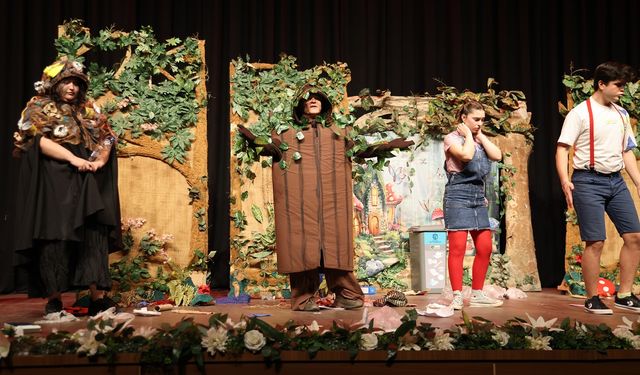 “ORMAN KORUYUCULARI” ÇOCUKLARA DOĞA SEVGİSİNİ SAHNEDE AŞILADI