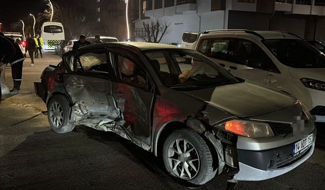 OTOMOBİL İLE CİP ÇARPIŞTI: YARALANAN OLMADI