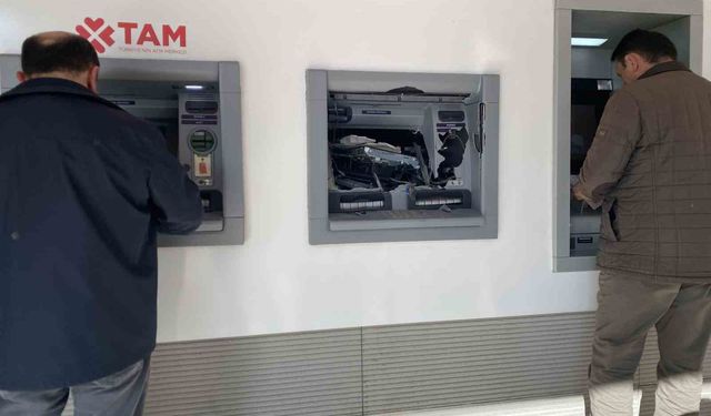 PARA ÇEKEMEDİĞİ ATM'Yİ BALYOZLA PARÇALADI