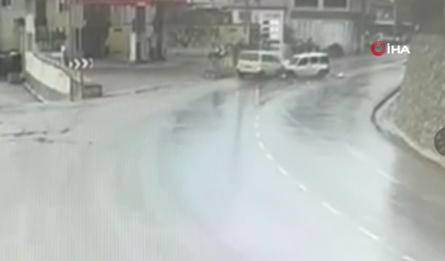 BAYRAM ARİFESİNDE FECİ KAZA: 7 KİŞİ YARALANDI, O ANLAR KAMERADA