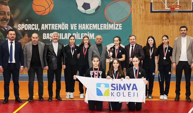 KÖRFEZ’DE ORTAOKULLAR ARASI VOLEYBOL TURNUVASI TAMAMLANDI