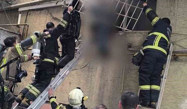 BERBER DÜKKANINDA YANGIN PANİĞİ! MAHSUR KALAN ÇIRAK SON ANDA KURTARILDI