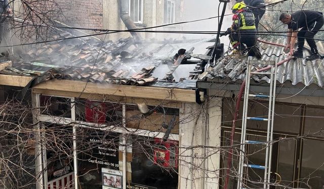 İŞ YERİNDE YANGIN PANİĞİ: ÇATI ALEVLERE TESLİM OLDU