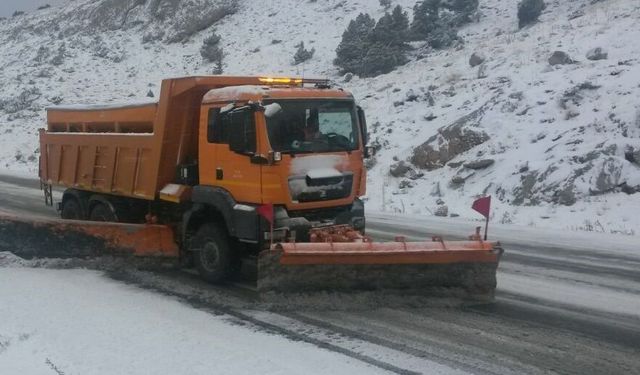 İKİ İL ARASINDA KAR ETKİSİNİ ARTIRDI YOLLAR KAPANDI