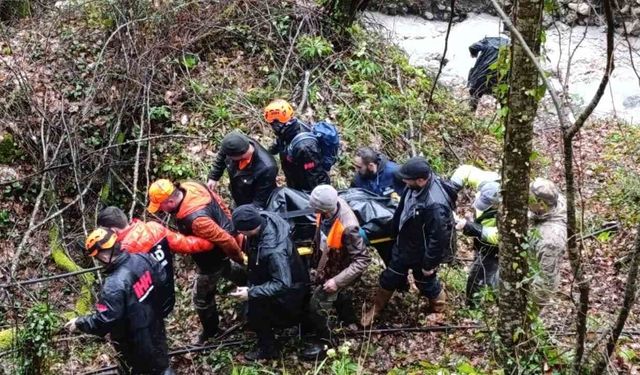 SAKARYA’DA 2 GÜNDÜR KAYIPTI: YAŞLI ADAMIN CANSIZ BEDENİ ZORLU ARAZİDEN ÇIKARILDI