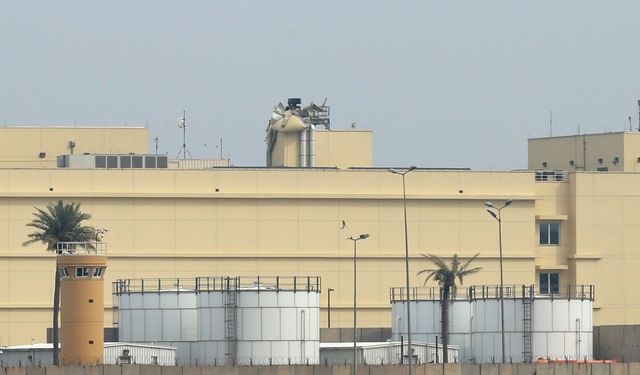 BAĞDAT’TA ABD BÜYÜKELÇİLİĞİNE FÜZE İSABET ETTİ: YANGIN ÇIKTI