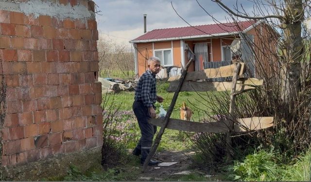 EV VAR, YOL YOK: 62 YAŞINDAKİ ADAM 10 YILDIR TARLADAN YÜRÜYOR
