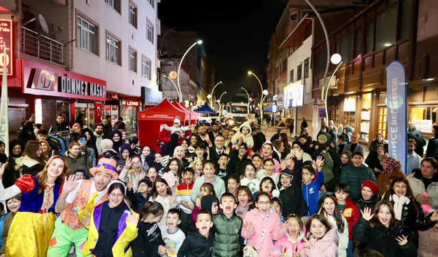 DERİNCE’DE KADİR GECESİ İFTARI: BİNLERCE KİŞİ AYNI SOFRADA BULUŞTU
