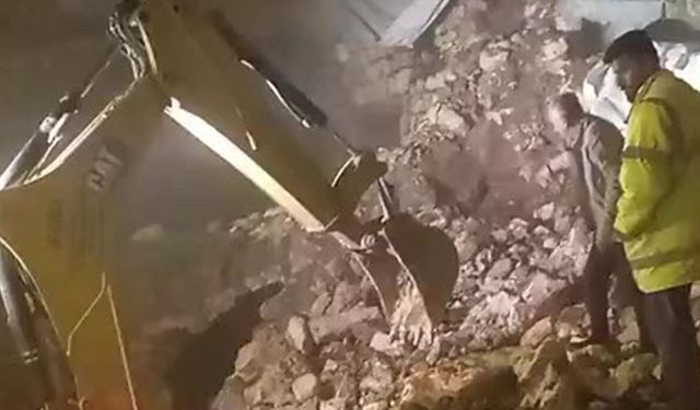 FIRTINA YIKTI, EKİPLER KURTARDI: 5 BÜYÜKBAŞ SAĞ ÇIKARILDI