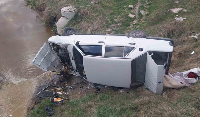 KAVŞAKTA FECİ ÇARPIŞMA: OTOMOBİL KÖPRÜDEN DEREYE UÇTU