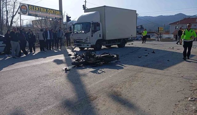 KAMYONET İLE MOTOSİKLET ÇARPIŞTI: KADIN SÜRÜCÜ HAYATINI KAYBETTİ