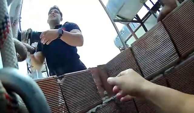 17 METRELİK BOŞLUĞA DÜŞEN KEDİYİ İTFAİYE KURTARDI