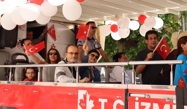 İZMİT'TE MARŞLAR VE BAYRAKLARLA BAYRAM TURU