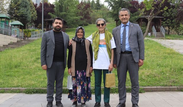 KADIN MUHTARLARA İZMİT BELEDİYESİNDEN ANNELER GÜNÜ ZİYARETİ