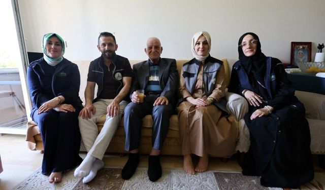 KARTEPE’DE GÖNÜLLERE DOKUNAN BAYRAM! BÜYÜKLERİN KAPISI SEVGİYLE ÇALINDI
