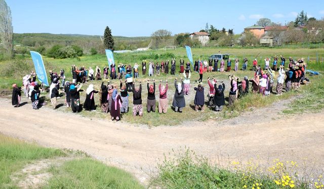 ŞALVARLARIYLA SPOR YAPAN KADINLAR DENİZLİ KÖYÜ’NE RENK KATTI