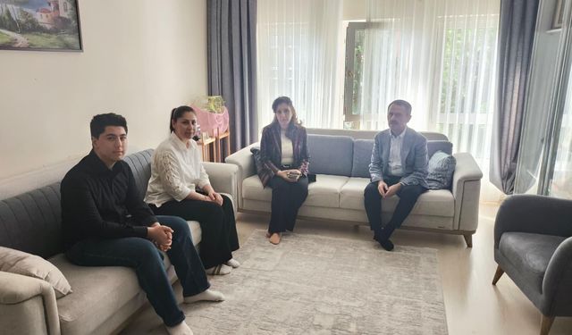 VALİ İLHAMİ AKTAŞ’TAN ŞEHİT EŞİNE ANNELER GÜNÜ ZİYARETİ