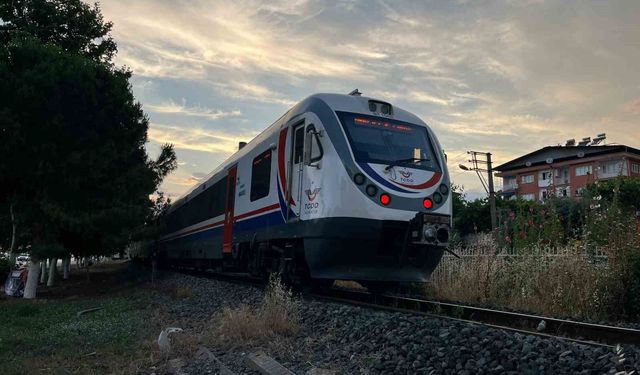 HEMZEMİN GEÇİTTE DEHŞET: YOLCU TRENİNİN ÇARPTIĞI KADIN AĞIR YARALANDI