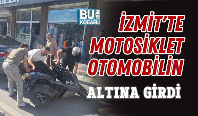 İZMİT'TE MOTOSİKLET OTOMOBİLİN ALTINA GİRDİ
