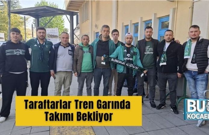 Taraftarlar Tren Garında Takımı Bekliyor