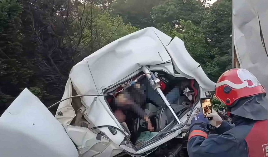 Otoyolda Feci Kaza: Kağıt Gibi Ezilen Kamyonun Kupasında Sıkışarak Hayatını Kaybetti