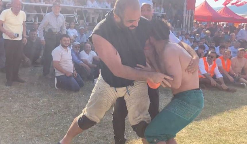 Pehlivan Rakibini Karıştırdı, Er Meydanı Kahkahaya Boğuldu