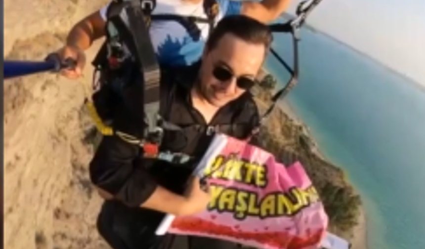 Yamaç Paraşütü Atlayışında Evlilik Teklifi
