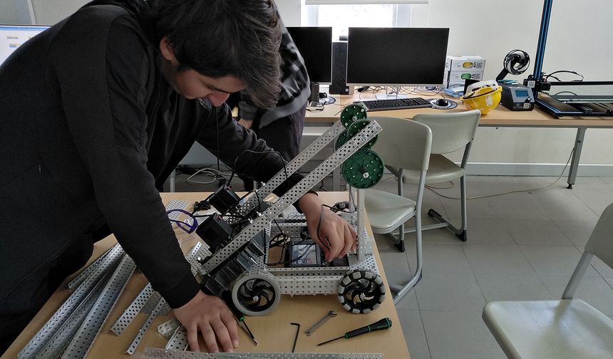 Darıca’da VEX Robot Yarışması ile Geleceğin Mühendisleri Sahne Alıyor