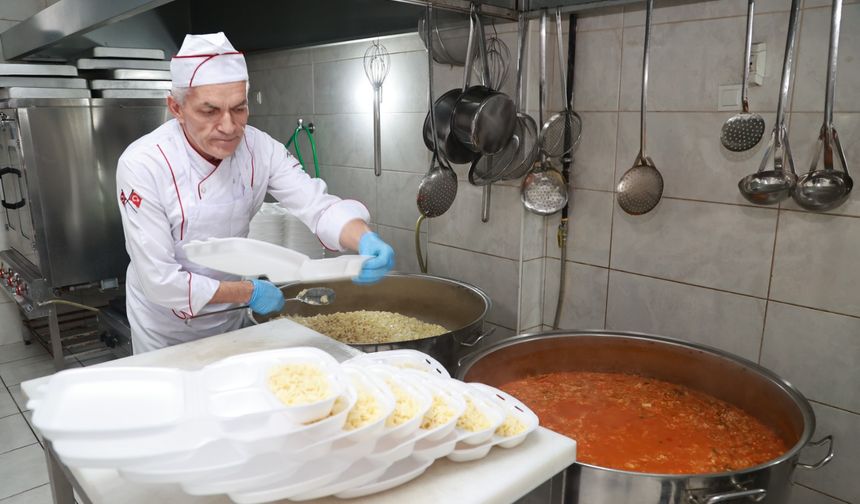 Gebze Belediyesi Aşevi Aylık 7 Bin 800 Öğün Sıcak Yemek Dağıtıyor