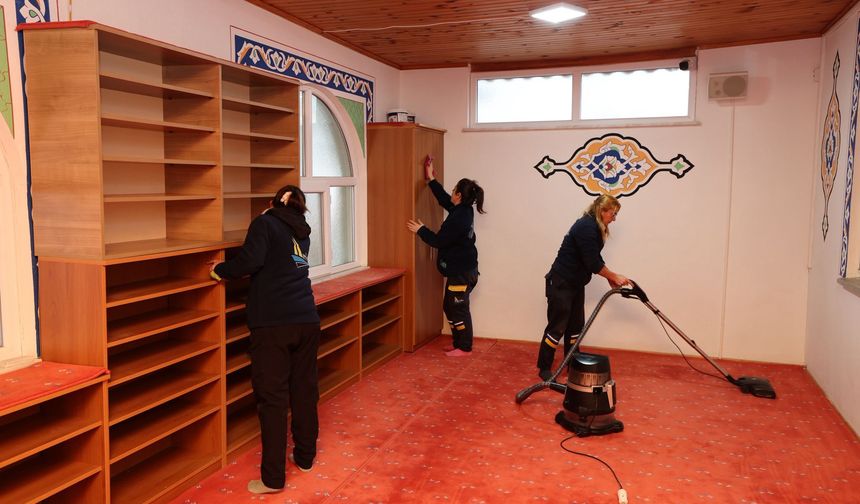 KARAMÜRSEL BELEDİYESİ’NDEN RAMAZAN ÖNCESİ CAMİLERDE TEMİZLİK