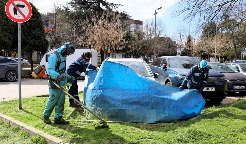 KOCAELİ BÜYÜKŞEHİR BELEDİYESİ’NDEN DOĞU KIŞLA PARKI’NDA YOĞUN BAKIM MESAİSİ