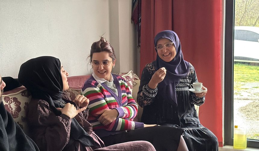 BAYRAMIN EN DUYGUSAL TABLOSU: İŞARET DİLİYLE SEVGİ ENGEL TANIMIYOR