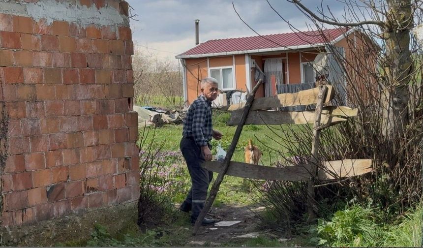 EV VAR, YOL YOK: 62 YAŞINDAKİ ADAM 10 YILDIR TARLADAN YÜRÜYOR