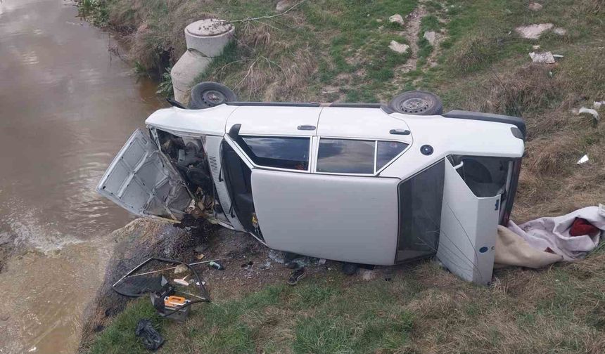 KAVŞAKTA FECİ ÇARPIŞMA: OTOMOBİL KÖPRÜDEN DEREYE UÇTU