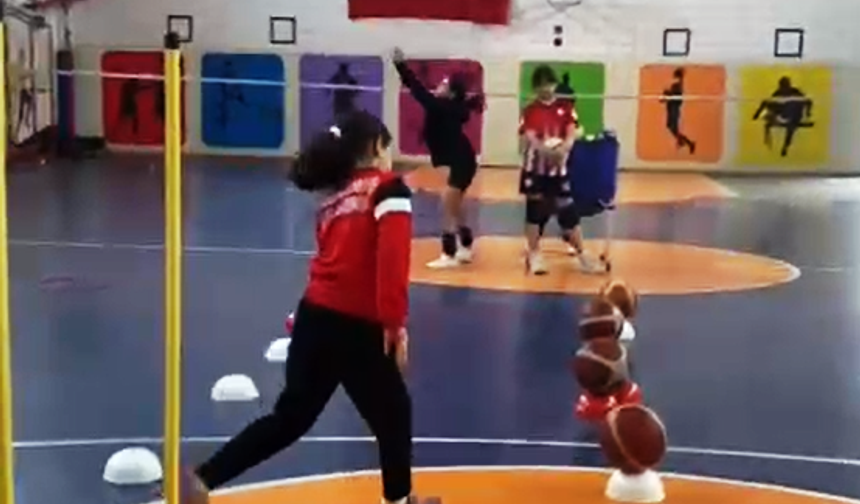 Körfez Belediyesi Spor Akademisi’nde ücretsiz basketbol ve voleybol okulları sürüyor