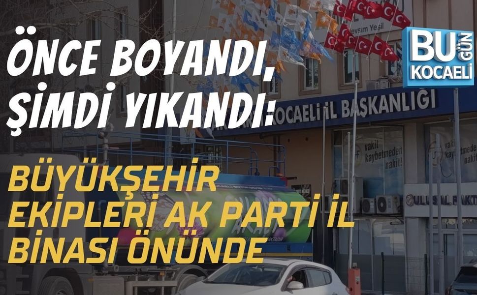Önce Boyandı, Şimdi Yıkandı: Büyükşehir Ekipleri AK Parti İl Binası Önünde